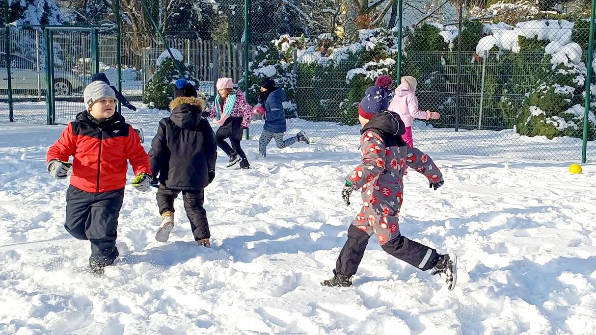 Pierwszaki świętują pierwszy śnieg!