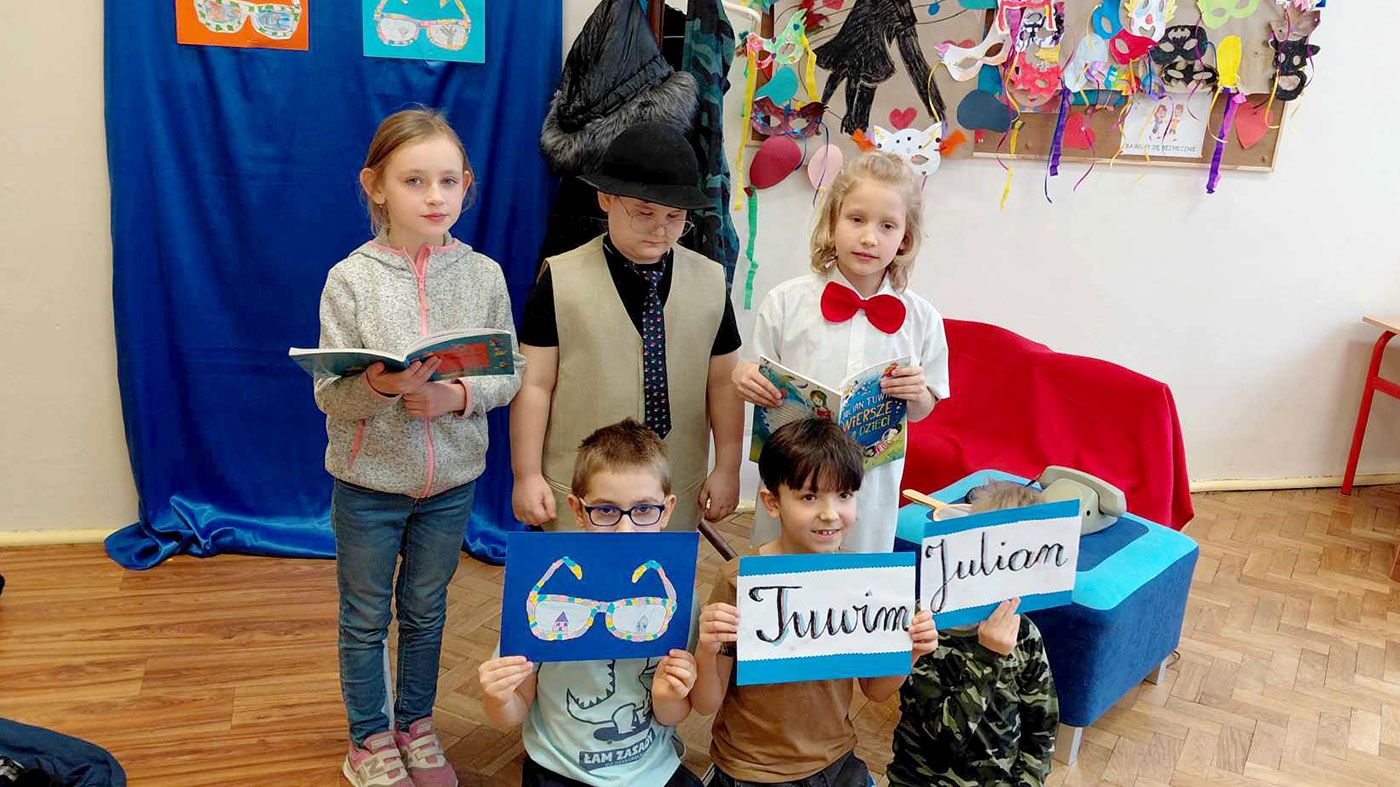 Pierwszaki w roli aktorów! Julian Tuwim na wesoło